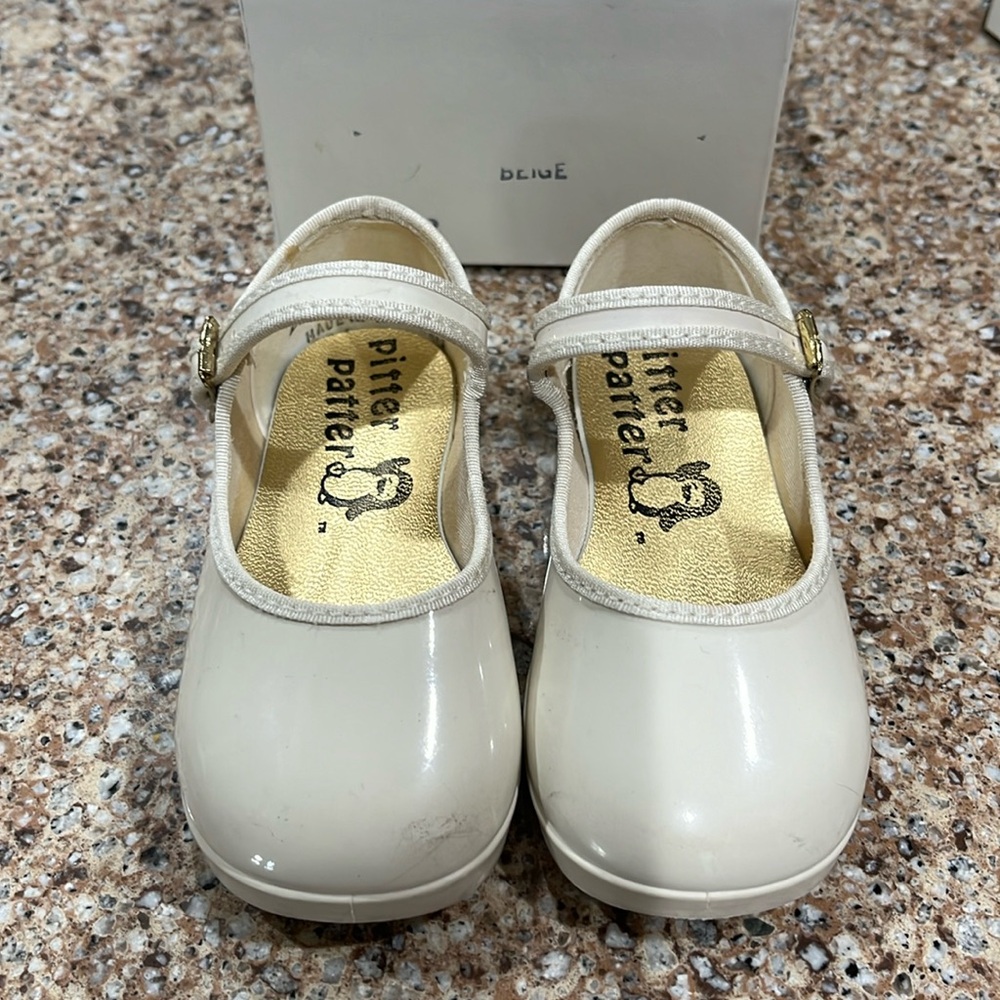 Patent leather girls shoes, strap with gold buckle, slightly worn. Size 4